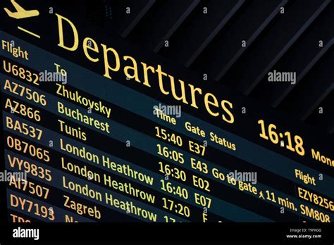 Departure gate list hi-res stock photography and images - Alamy