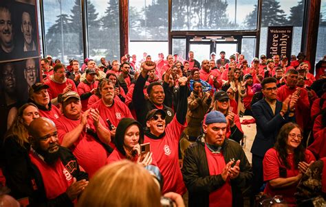 Workers rally to show solidarity and demand a product at the Belvidere ...