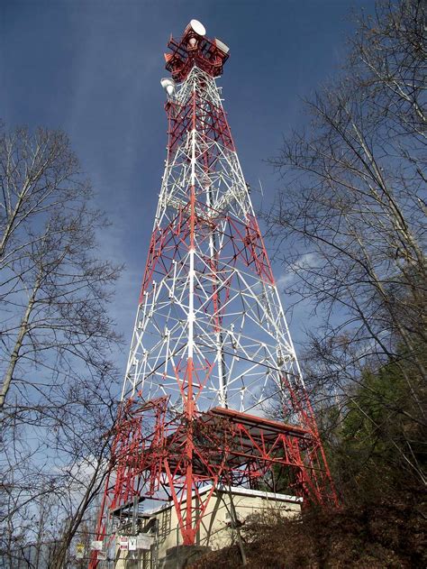 Looking up at the radio tower : Photos, Diagrams & Topos : SummitPost