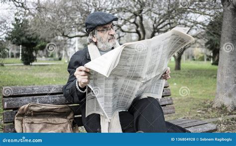 Old Man Reading Newspaper in the Park Stock Photo - Image of elderly, urban: 136804928