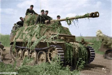 n char Allemand "Marder II Ausf.D/E" équipé d'un camouflages improvisé, photo prise en Italie ...