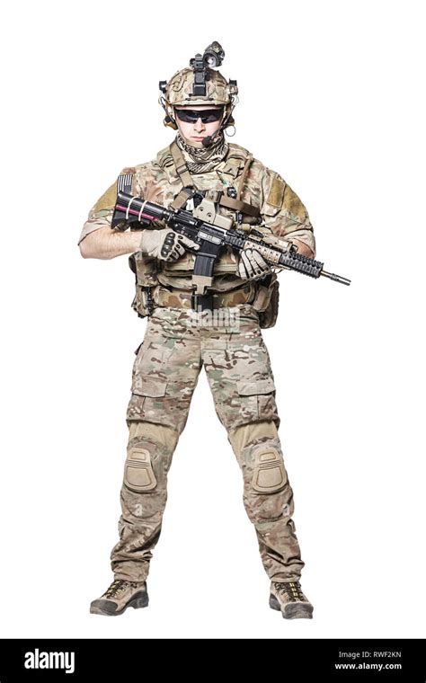 Elite Mitglied der U.S. Army Rangers im Kampf Uniform mit seinem Ärmel hochgekrempelt ...