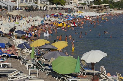 Scena s plaže u Sutomoru zbog kojeg se i paradajz turisti hvataju za ...