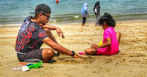 Jangan Fikir Kotor Bila Anak Main Pasir Pantai. Cara Ini Bagus Merangsang Sensori Si Kecil