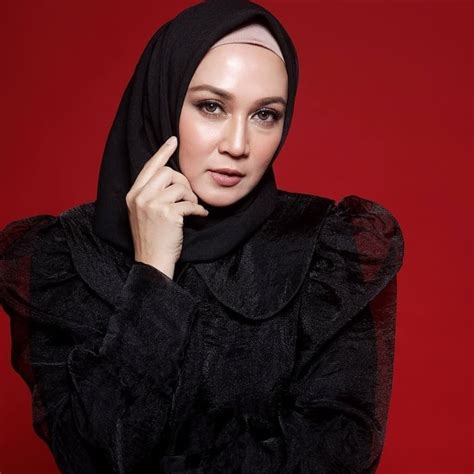 8 Pesona Dina Lorenza yang Kini Didoakan Berjodoh dengan Ariel NOAH