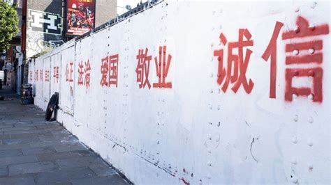 Brick Lane: Chinese political slogans appear on London street art wall - BBC News