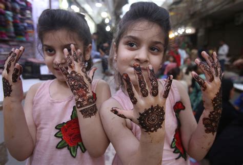 Stunning Photos Show Eid al-Fitr Celebrations Around The World – Newszetu