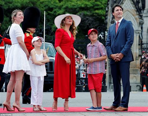 Justin Trudeau celebrates first Canada Day with a dance on Parliament ...