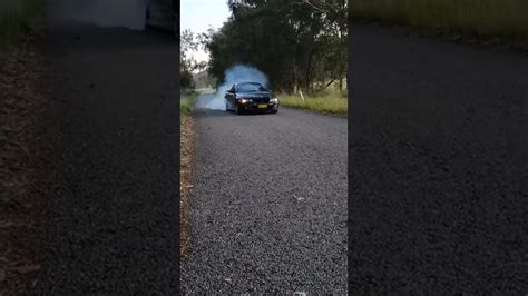 HSV VZ Maloo Burnout - YouTube