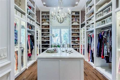 30 Interesting Walk In Closet With Window 27 – Furniture Inspiration | Closet bedroom, Master ...