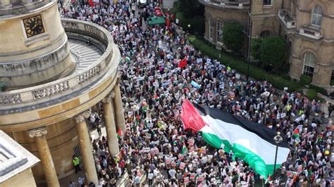 Tens of thousands of protesters march in London for Gaza - BBC News