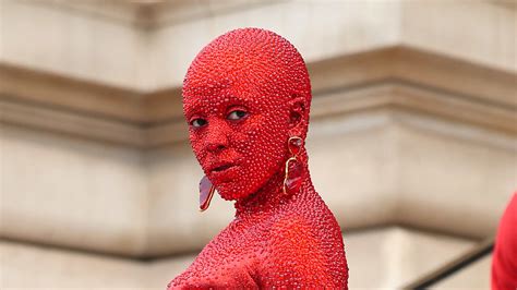 Doja Cat and her 'infernal' look: covered in paint and 30,000 crystals at Haute Couture Week ...