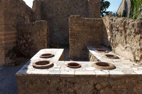 Thermopolium : un "fast food" vieux de 2000 ans exhumé intact à Pompéi - NeozOne