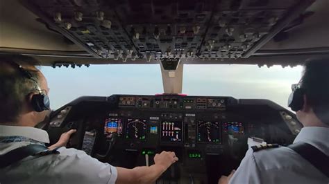 NOT all Landings are great... BOEING 747 LAND AT HONG KONG. Cockpit view. - YouTube