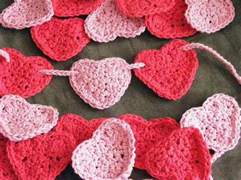 Ten kids and a Dog: Crocheted Heart Garland....just in time for ...