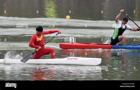 Incheon, South Korea. 29th Sep, 2014. Li Qiang (L) of China competes ...