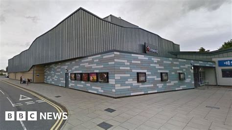 St Neots' Cineworld: Policeman who 'assaulted' boy gets final warning - BBC News