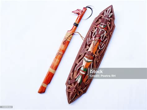 Senjata Tradisional Dari Suku Dayak Bernama Mandau Dan Tameng Foto Stok - Unduh Gambar Sekarang ...