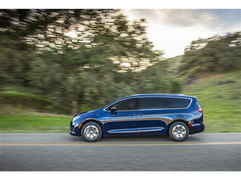 2020 Chrysler Pacifica Hybrid: 95 Exterior Photos | U.S. News