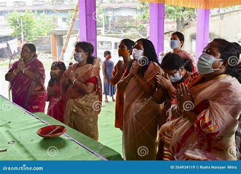 Hindu Devotees Offering Pushpanjali To Goddess Durga, Ritual To Worship the Editorial Stock ...