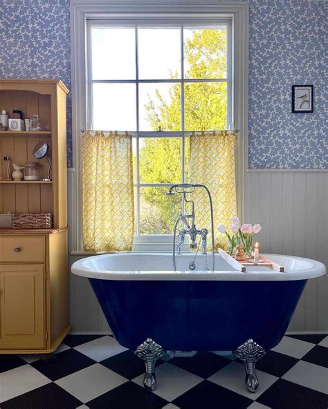 20 Beautiful Bathroom Curtain Setups