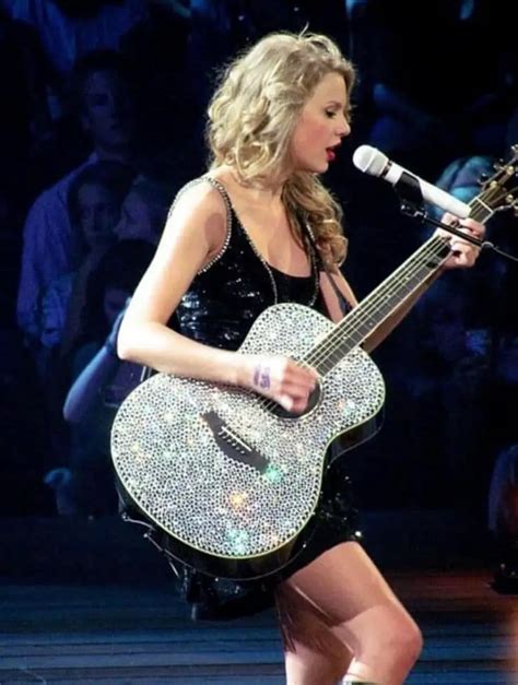 An Iconic Trail Of Acoustic Pop: What Kind Of Guitar Does Taylor Swift Play | All Stringed