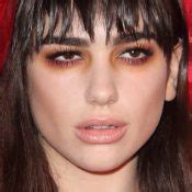 Dua Lipa Makeup: Black Eyeshadow, Brown Eyeshadow & Clear Lip Gloss ...