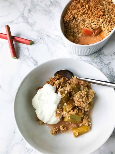 Healthy Rhubarb Crumble with Oaty Topping I Georgie Eats