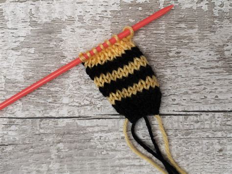 Teeny Tiny Bee - Free Knitting Pattern - tippytupps