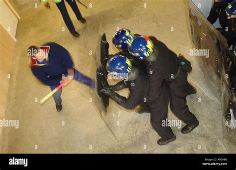 police riot training exercise by the metropolitan police Stock Photo ...