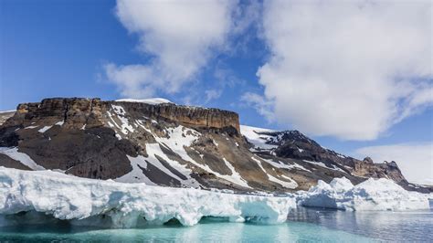 Rust-colored volcanic tuff cliffs of Brown Bluff, Tabarin Peninsula, Antarctica | Windows 10 ...