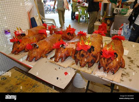 Whole roasted pig hi-res stock photography and images - Alamy