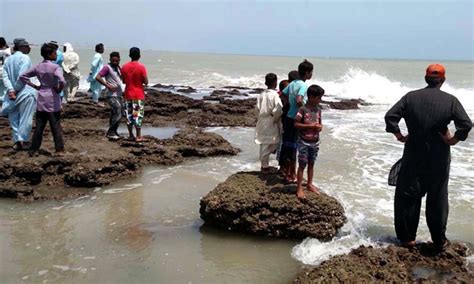 Five dead in drowning incidents at Karachi beaches - Pakistan - DAWN.COM