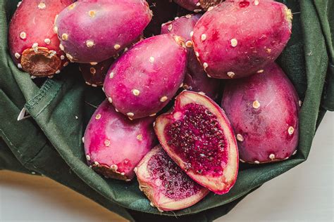 How to harvest & prepare prickly pear fruit responsibly