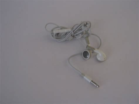 NEW OEM Genuine Apple Earbuds iPhone iPod 4 4s 5 5s 6 6s - Headsets