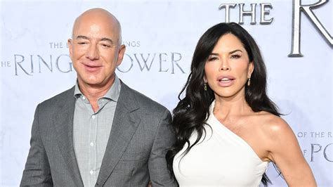 Jeff Bezos' fiancee Lauren Sanchez's ab-baring look has fans saying the ...