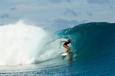 SOUL SURFER BETHANY HAMILTON RE-SIGNS WITH RIP CURL INTERNATIONAL - Surf Blog | Surfing New ...