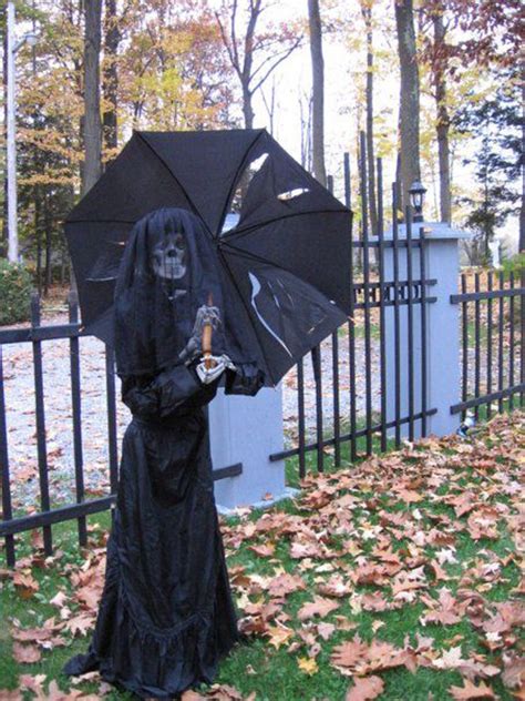 25 Freaky And Creepy Halloween Yard Decorations | Housetodecor.com