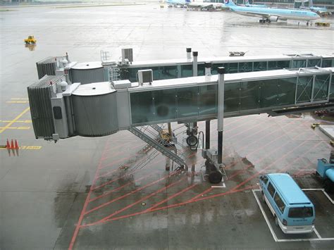 Do Any Airports Still Have Over Wing Jet Bridges? | LaptrinhX / News