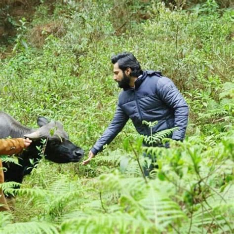 Bhediya: Varun Dhawan bonding with animals and other BTS pics from the sets that show how well ...