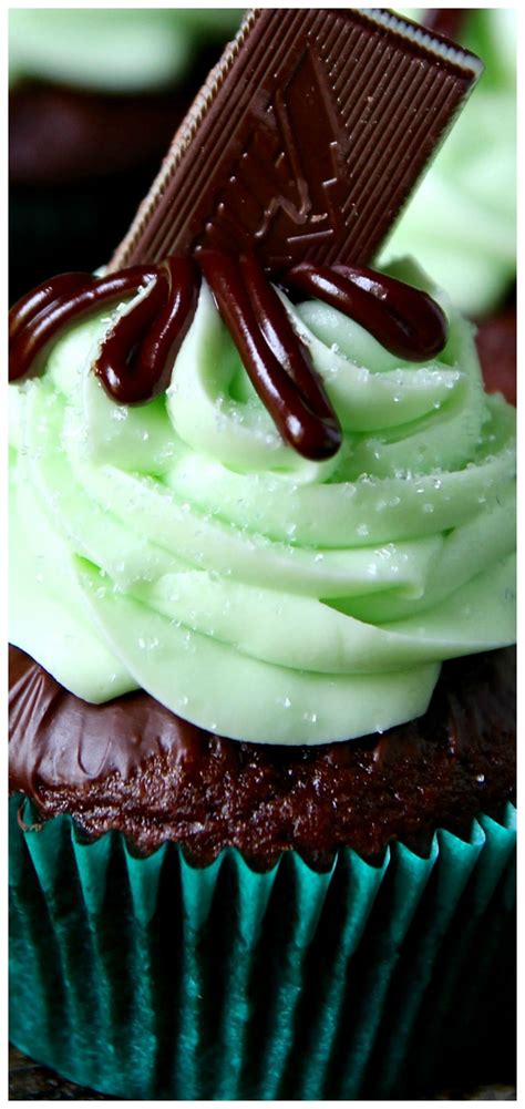 Andes Mint Cupcakes ~ Chocolate Cake, Chocolate Mint Filling and Mint ...