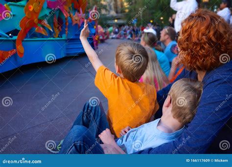 Disney Parade Children Watching Editorial Stock Image - Image of amusement, children: 166117609