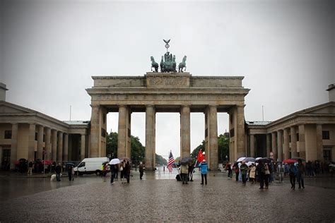 At the Brandenburg Gate, 10 November 1989 [1400 × 1042] photo by Klaus ...