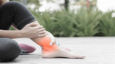 Doctors Explain the Causes of Swollen Ankles + How to Fix | 6 Min. Read