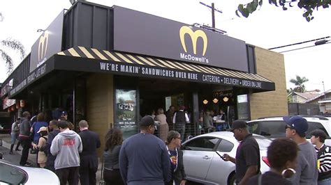 Hollywood restaurant transforms into McDowell's from 'Coming to America' - ABC7 New York