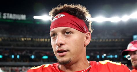 Patrick Mahomes Defends His ‘Dad Bod’ After Shirtless Locker Room Video ...