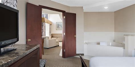 HOLIDAY INN EXPRESS GROVE CITY (OUTLET CENTER), AN IHG HOTEL $140 ...