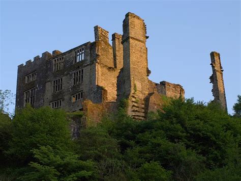 Berry Pomeroy Castle © Derek Harper cc-by-sa/2.0 :: Geograph Britain and Ireland