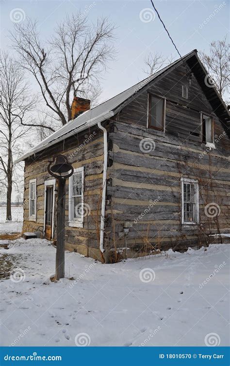 Old Log Cabin In Winter Stock Photo - Image: 18010570