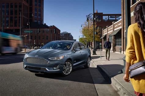 2019 Ford Fusion Hybrid SE Review